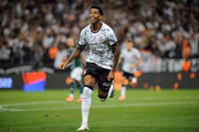 Gil, zagueiro do Corinthians, sofreu ameaças em rede social