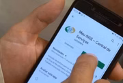 No caso de pessoas que trabalham por conta própria, é necessário se inscrever para realizar as contribuições e obter os benefícios no futuro. Já no caso de microempreendedores, o acesso à previdência passa a ser permitido ao pagar a contribuição mensal (DAS)