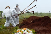 Coveiros em trabalho em Goiânia