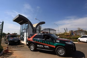 Equipes da PCDF chegam ao Cebraspe/Cespe, onde foi cumprido mandado de busca e apreensão