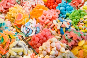 O consumo de doces leva a uma hiperprodução de sebo e hiperplasia dos queranócitos,levando à piora da acne