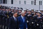 Andrzej Duda e Joe Biden caminham ao lado de soldados poloneses
