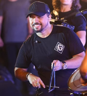 O cantor anunciou que vai fazer um live show para para os fãs 
