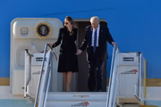 Foto do momento em que Melania se esquiva de tocar na mão de Trump