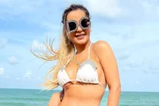 Deolane Bezerra com óculos Dolce & Gabbana