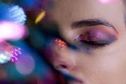 Glitter no canto interno do olho até metade da pálpebra