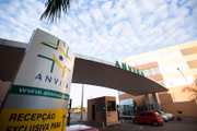 Diretor da Anvisa informou que testes continuam com a vacina de Oxford, apesar da morte de voluntário brasileiro