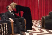 Dale Cooper e Laura Palmer (Sheryl Lee) se reencontram no Quarto Vermelho.