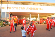 Bombeiro reencontra família