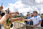 Presidente Jair Bolsonaro comprimenta manifestes em frente ao Palácio do Planalto