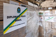 A previsão é que a aeronave pouse na Polônia na quarta-feira (9/3) e chegue ao Brasil na quinta-feira (10/3)