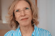 Marília Gabriela posa de óculos e blusa azul para as redes sociais