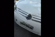 O veículo ficou com a frente danificada após o impacto