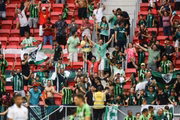 Torcida do América-MG celebra o gol da vitória