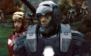 <b>War Machine</b> (Don Cheadle), amigo do Homem de Ferro, é outro herói da Marvel que retorna em Guerra Infinita