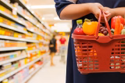 Expectativa da prefeitura é que as famílias beneficiadas usem auxílio para compra de alimentos em supermercados da capital