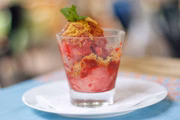 De sobremesa, a Coppa frutti de Bosco (R$ 19) é um sorbet com compota de frutas vermelhas e crocante de pistache