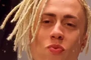 Novo visual apresentado pelo cantor