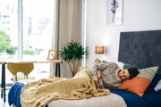 Os sintomas da endometriose podem iniciar dias antes da menstruação e terminar dias depois. As dores também podem variar de pessoa para pessoa, tanto em relação à intensidade quanto à frequência. Aliás, a intensidade da dor pode não estar relacionada a extensão da doença. Em outras palavras, pessoas que sentem mais dor podem ter doença menos extensa e vice versa