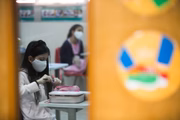 Logo depois, o Governo do DF, que antes tinha a pretensão de imunizar crianças nas unidades de ensino, adotou a recomendação e decidiu não usar mais as escolas como local para a vacinação infantil