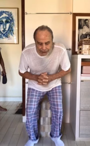Stenio Garcia se exercitando em casa
