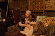 Enquanto Thawan Lucas é um menino da favela que ajuda a protagonista