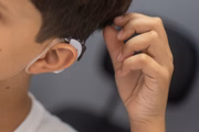 Como para chegar a esse avanço, passa por tecnologia, ainda há barreiras para reconhecer essas crianças como surdas.