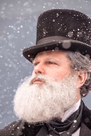 Dom Pedro II ( Selton Mello ) no exílio em Paris.