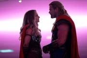 Natalie Portman e Chris Hemsworth em Thor: Amor e Trovão 