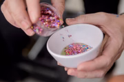 Uma das tantas dicas do cabeleireiro é misturar gel e glitter