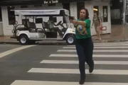 Deputado do DF denuncia Carla Zambelli ao TSE por porte de arma na véspera da eleição 