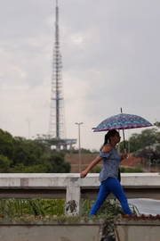 A chuva deve seguir no final de semana, mas o sábado e o domingo terão períodos de calor