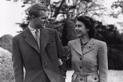 O mesmo broche de safira e diamantes em platina é visto na foto de 1947, durante a lua de mel do casal