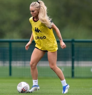 Alisha é atacante e defende o Aston Villa, time da primeira divisão inglesa,