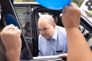 Ibaneis Rocha, governador do DF, chega ao lançamento da candidatura de Simone Tebet