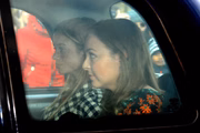 Amelia e Marina-Charlotte Windsor a caminho do Palácio de Buckingham para um almoço 