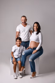 Daniela ao lado do marido e do filho Francisco, antes dos acidentes vasculares cerebrais