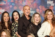 Xuxa posa com algumas das Paquitas na pré-estreia do documentário