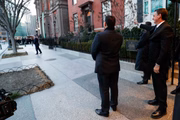 O presidente da República, Jair Bolsonaro, acena para pessoas na praça ao sair da Blair House