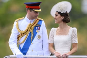 Quase instantaneamente, o casal de Cambridge conquistou a simpatia da imprensa e dos ingleses. Após uma breve separação em 2006, a família real anunciou o tão esperado noivado, em 2010. William presenteou a futura esposa com o anel de safira azul que pertenceu à princesa Diana