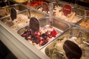 Jéssica aprendeu a fazer gelatos para criar o cardápio: do pistache ao açaí, diferentes sabores a cada dia