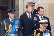Príncipe Harry entre o irmão, William; o pai, o rei Charles; e o primo Peter Phillips 