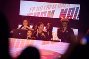 Amigas no palco com o artista