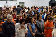 Fiéis fazem orações