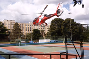 Helicóptero do Corpo de Bombeiros pousou em quadra de esportes da Escola Classe 308 Sul