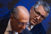 Vice-presidente Geraldo Alckmin e logo atrás Alexandre Padilha, Ministro das Relações Institucionais
