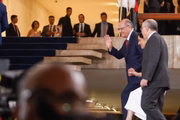 Vice-presidente Geraldo Alckmin, acompanhado da esposa, Lu Alckmin, sobe escada do Palácio Itamaraty para recepção com presidente Lula e chefes de Estado após posse presidencial