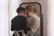 <b>Lizzie</b>. Lizzie Borden (Chloë Sevigny) é uma mulher solteira que vive em 1892, durante a Era Vitoriana, sob a rigidez do pai, Andrew (Jamey Sheridan). Por ter atitudes consideradas ousadas para a época, atritos surgem entre pai e filha, ampliados pelo seu frágil estado de saúde. Menosprezada como filha e mulher, Lizzie acaba se aproximando de Bridget Sullivan (Kristen Stewart), uma jovem criada que trabalha há pouco tempo para a família. Veja <a href="https://www.youtube.com/watch?v=ajho2JPJkeY" target="_blank">trailer</a>