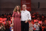 O político, de 61 anos, foi eleito após o Partido Trabalhista conquistar a maioria das cadeiras no Parlamento do Reino Unido
