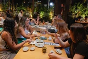 A casa comporta cerca de 200 clientes